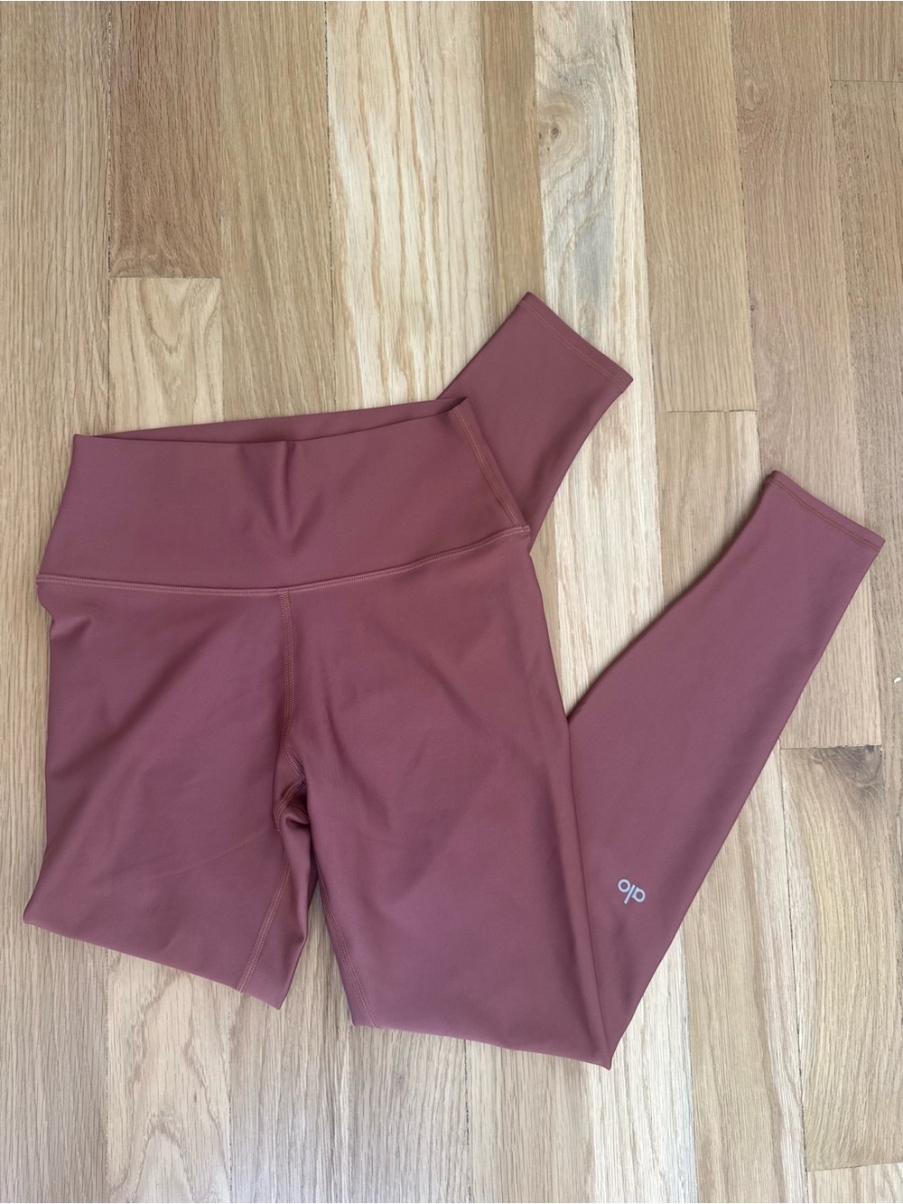 NEW 🎀 Alo High Rise Airlift Burgundy Truffle size medium